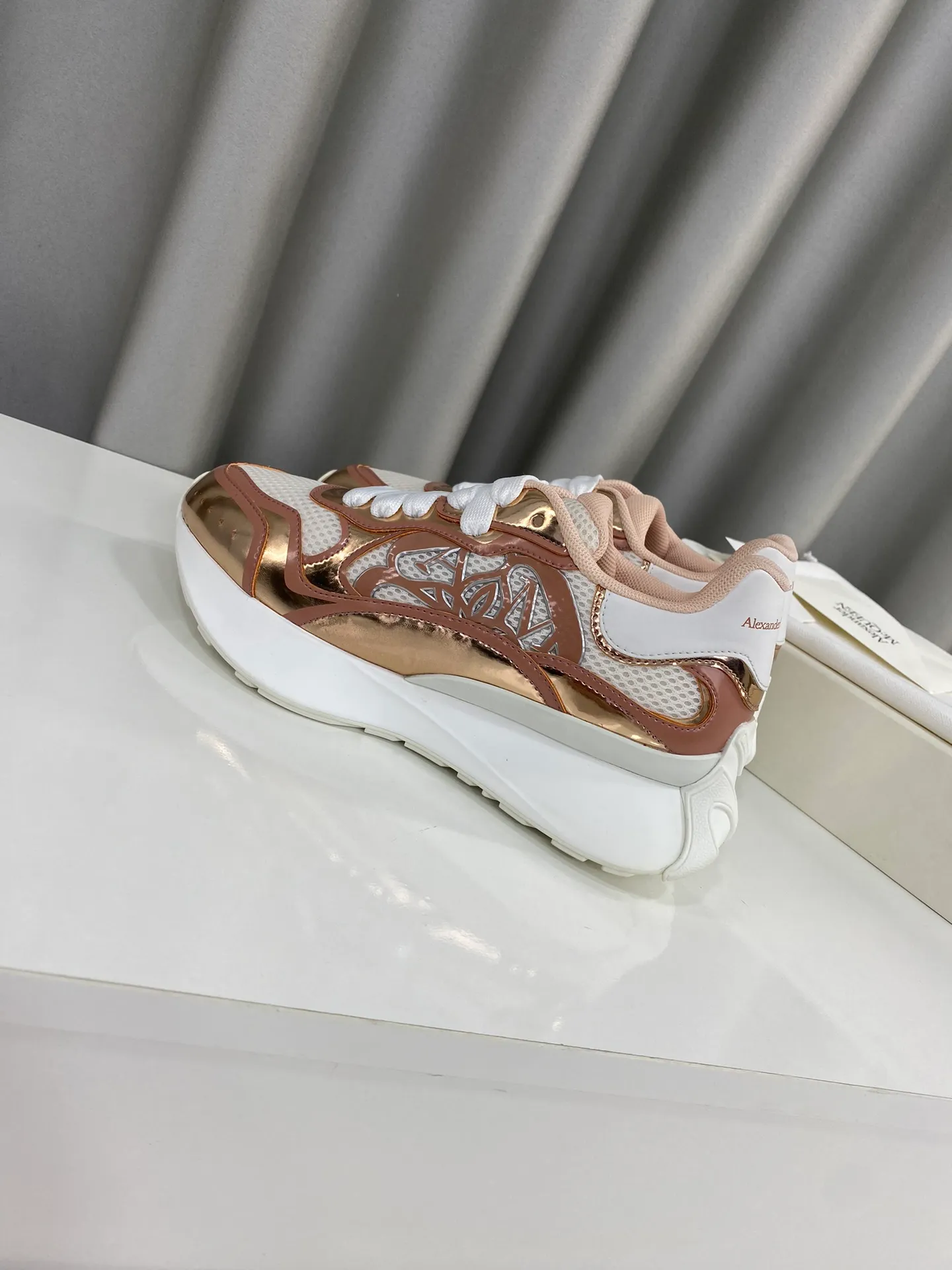 👟👟Ex-factory price 600👟👟 🔺Mc Queen🔺McQueen debuts the latest Milan Fashion Week T stage catwalk style in early spring‼ ️ Unique and personalized design, the upper foot is super stylish, and the round toe design allows the toes to be completely released. I spent a lot of money to buy multiple pairs of the originals and dismantled them and made replicas. Many celebrities: Guli Nazha, Wu Lei, endorsed by Internet celebrity bloggers, Xiaohongshu is a hit, and the counters are sold out‼ ️Material: The upper is embossed with special material. Lining: Breathable mesh. Outsole: original molded steel-stamped foam combination sole Size: women’s 35 to 39 (40, custom-made, non-returnable) Full set of counter original packaging